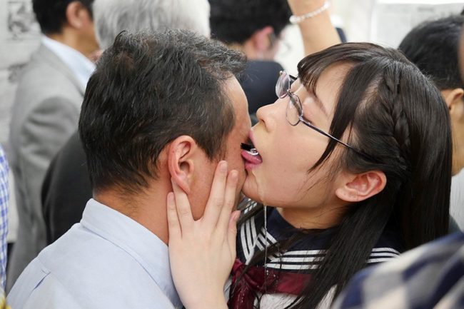 中年好き清楚女子校生　接吻誘惑