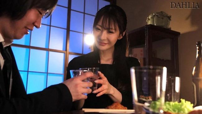 遺影の前　旦那親友　キメセク快楽堕ち　未亡人妻